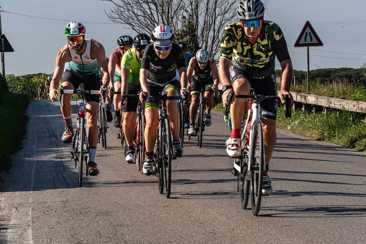 Atleti di Aurora Triathlon in bici in gruppo