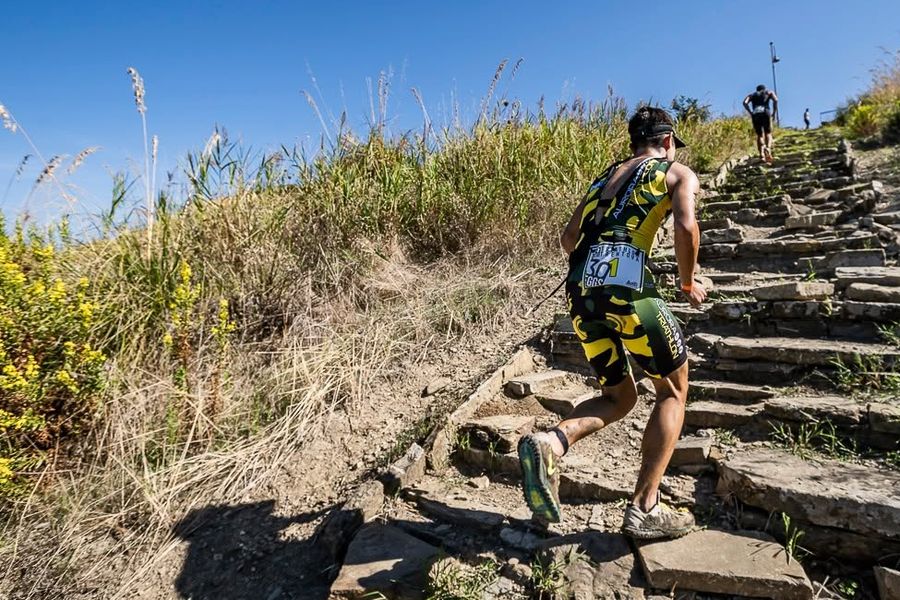 Atleta di Aurora Triathlon che corre su una scalinata in un sentiero