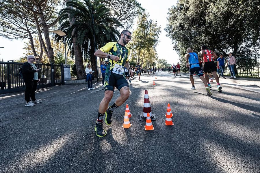 Atleta di Aurora Triathlon che corre tra i coni di un percorso di gara