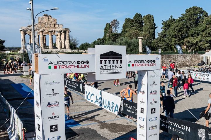 Arco di arrivo dell'Athena Duathlon con il tempio di Paestum sullo sfondo