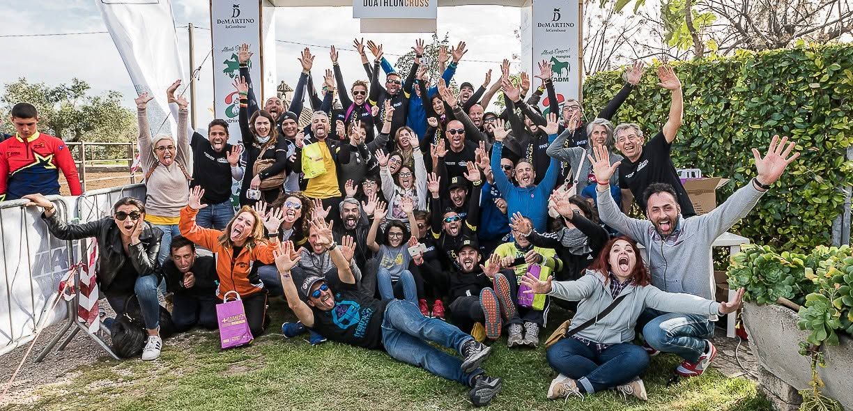 Foto di gruppo festosa della squadra all'arrivo del Buffalo Duathlon Cross